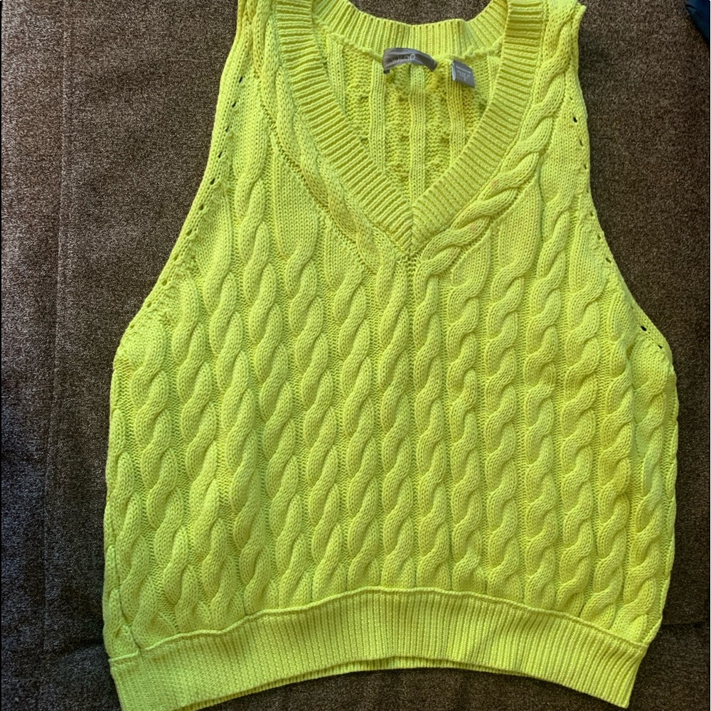 💯 percent cotton yellow vest, new condition